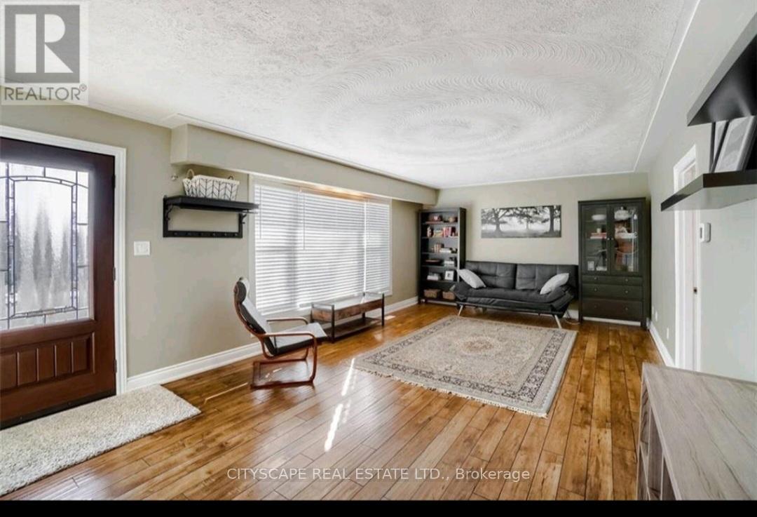 202 East 44th Street, Hamilton, Ontario  L8T 3H6 - Photo 4 - X12444757