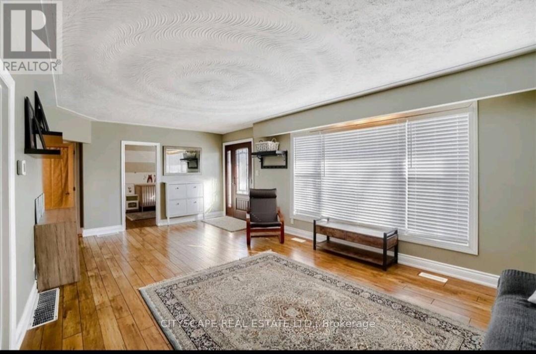 202 East 44th Street, Hamilton, Ontario  L8T 3H6 - Photo 5 - X12444757