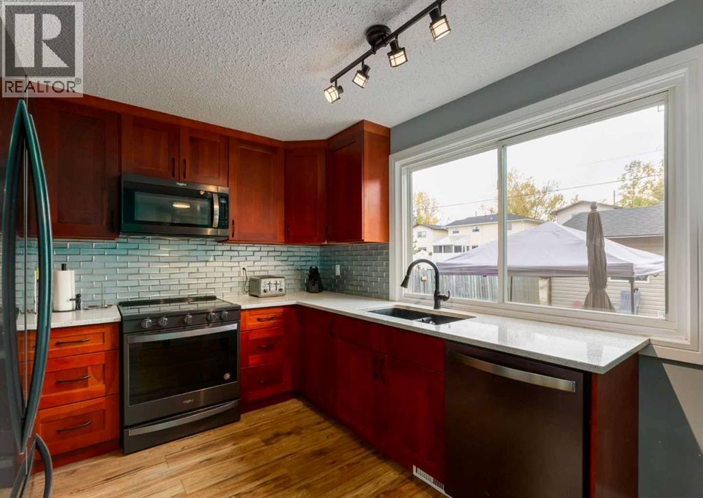 115 Berwick Way Nw, Calgary, Alberta  T3K 1B8 - Photo 9 - A2260898
