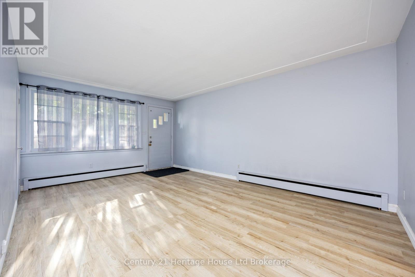 115 Sutton Street, Sarnia, Ontario  N7T 3S4 - Photo 4 - X12397912