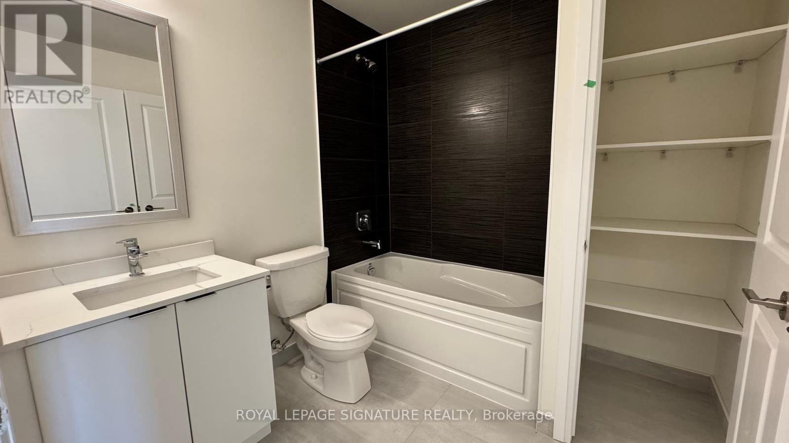 1509 - 15 Watergarden Drive, Mississauga, Ontario  L5R 1B2 - Photo 4 - W12422474