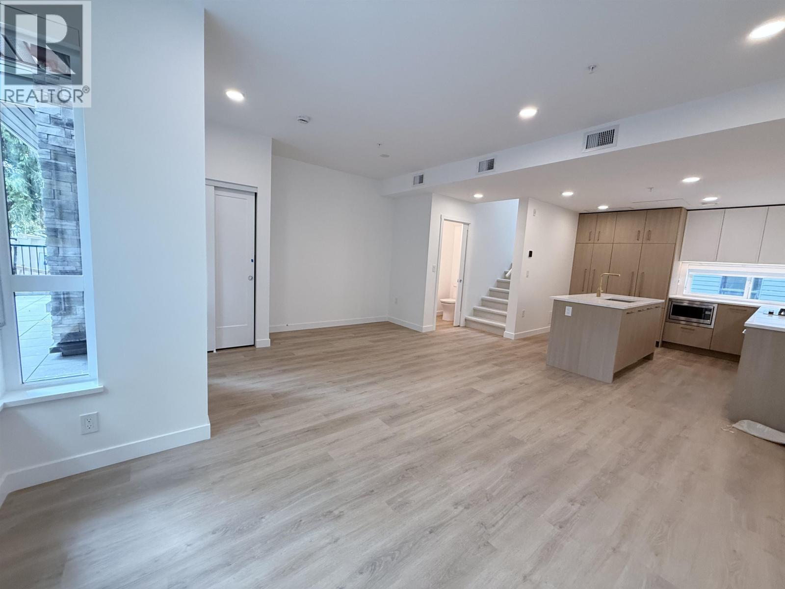 202 381 Clayton Street, Coquitlam, British Columbia  V3K 0J8 - Photo 3 - R3054219