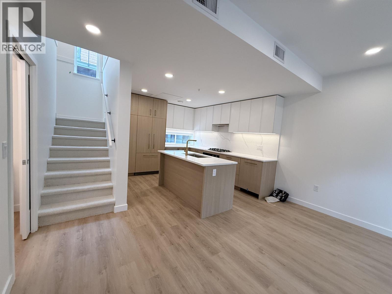 202 381 Clayton Street, Coquitlam, British Columbia  V3K 0J8 - Photo 2 - R3054219