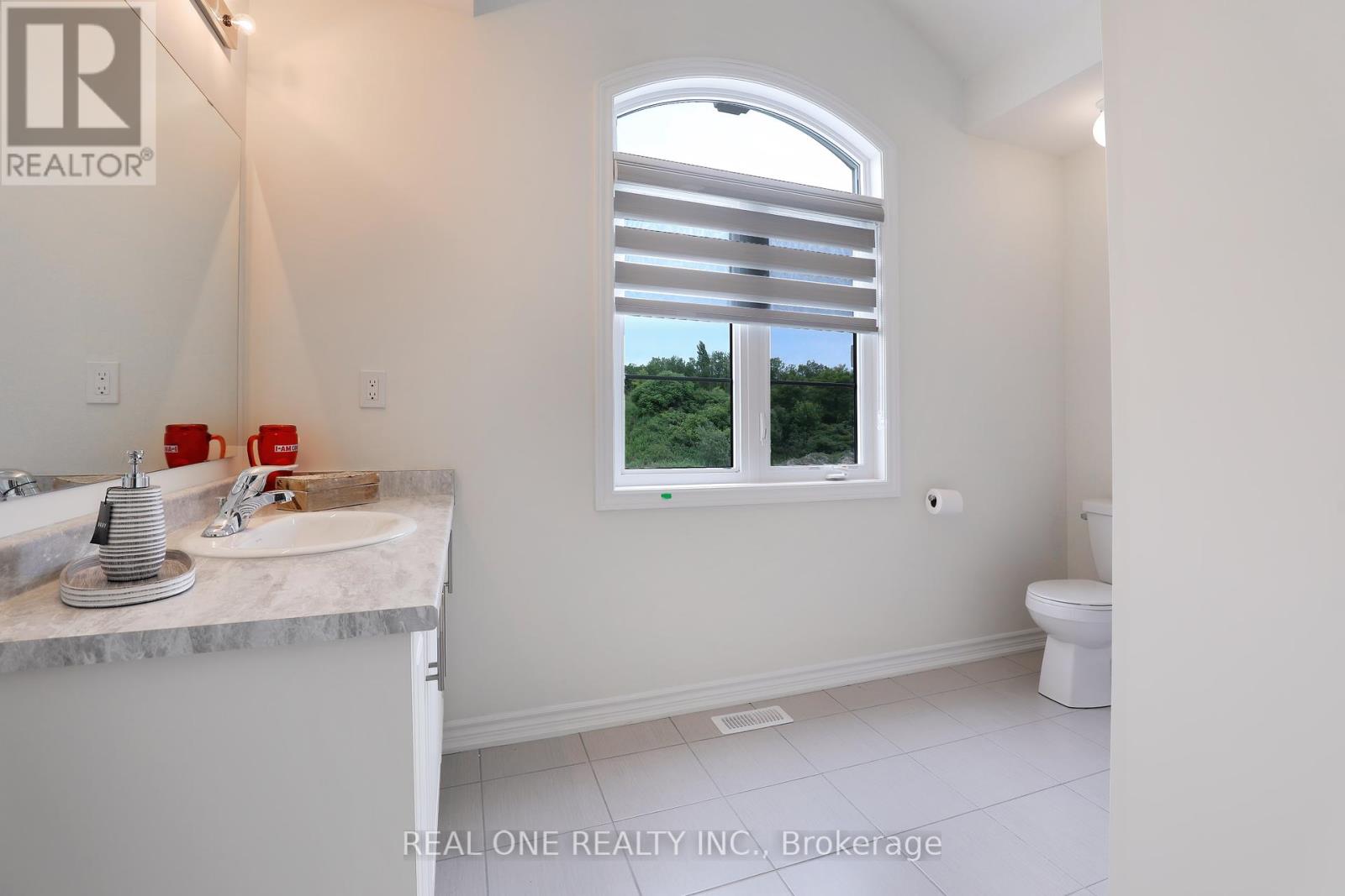 148 Hawkins Street, Georgina, Ontario  L0E 1R0 - Photo 14 - N12443484
