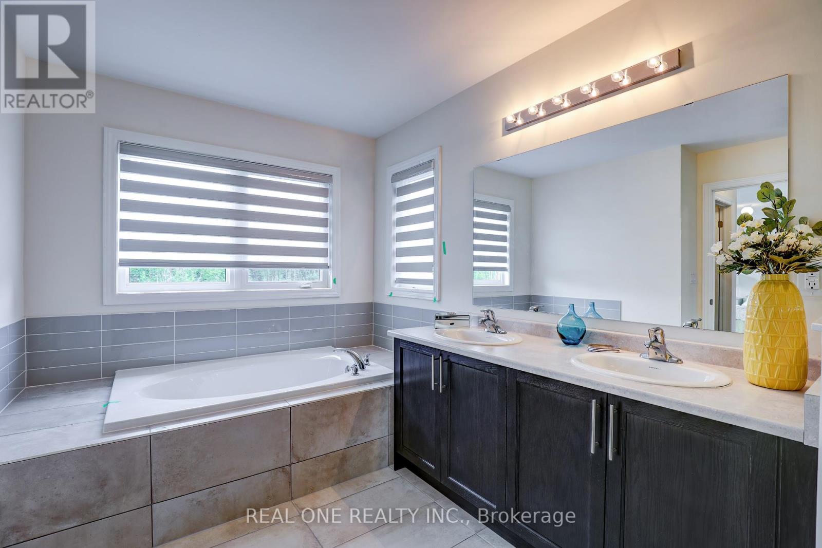 148 Hawkins Street, Georgina, Ontario  L0E 1R0 - Photo 21 - N12443484