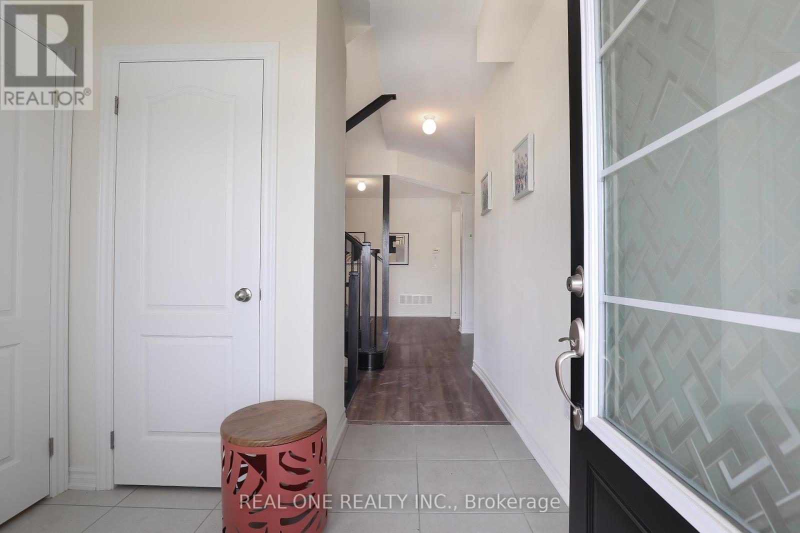 148 Hawkins Street, Georgina, Ontario  L0E 1R0 - Photo 2 - N12443484