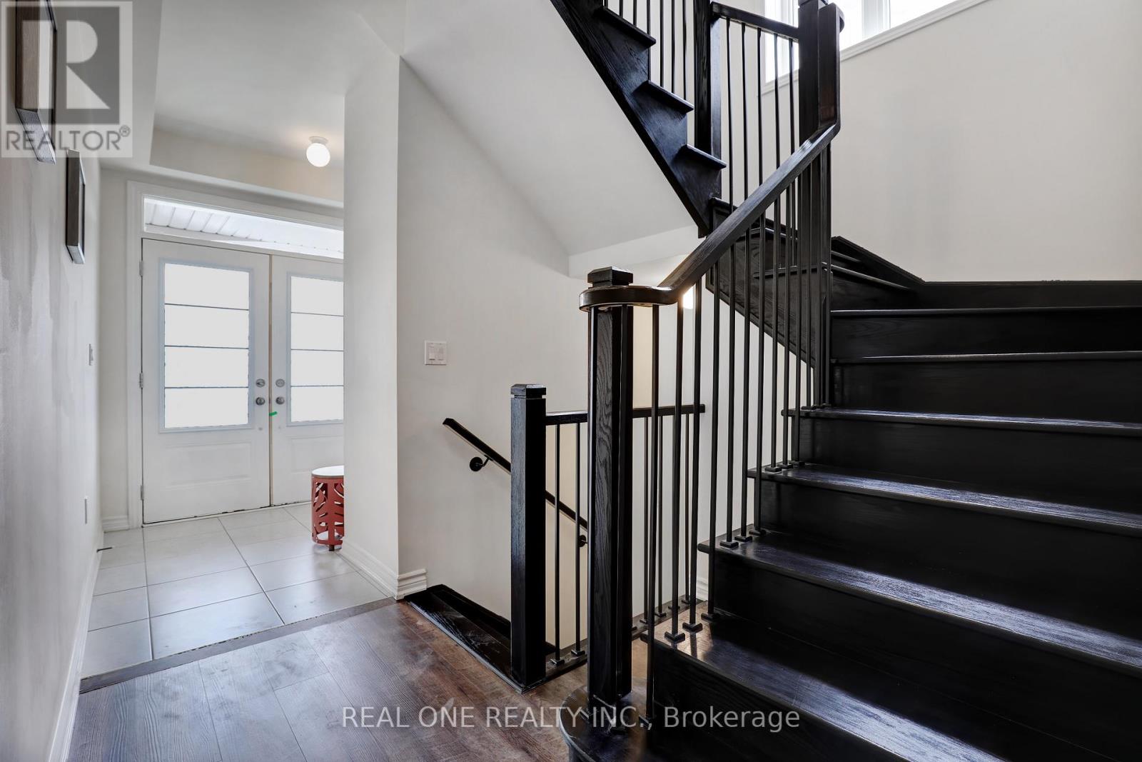 148 Hawkins Street, Georgina, Ontario  L0E 1R0 - Photo 4 - N12443484