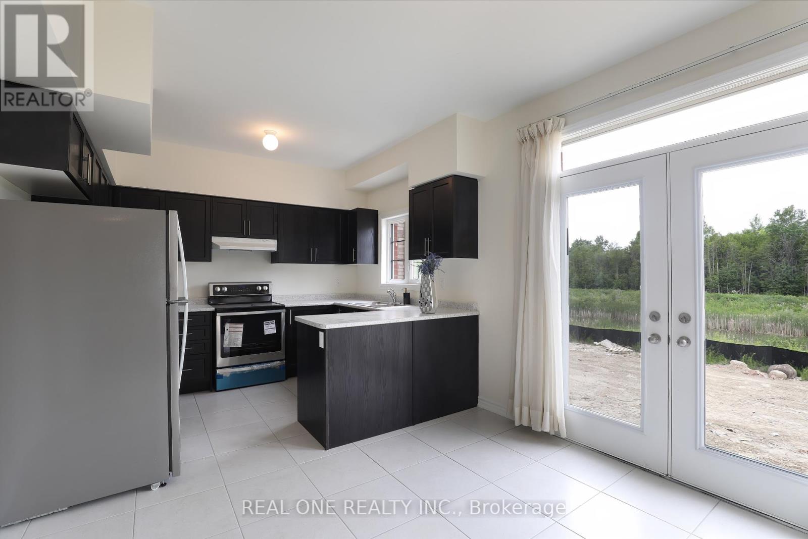 148 Hawkins Street, Georgina, Ontario  L0E 1R0 - Photo 8 - N12443484