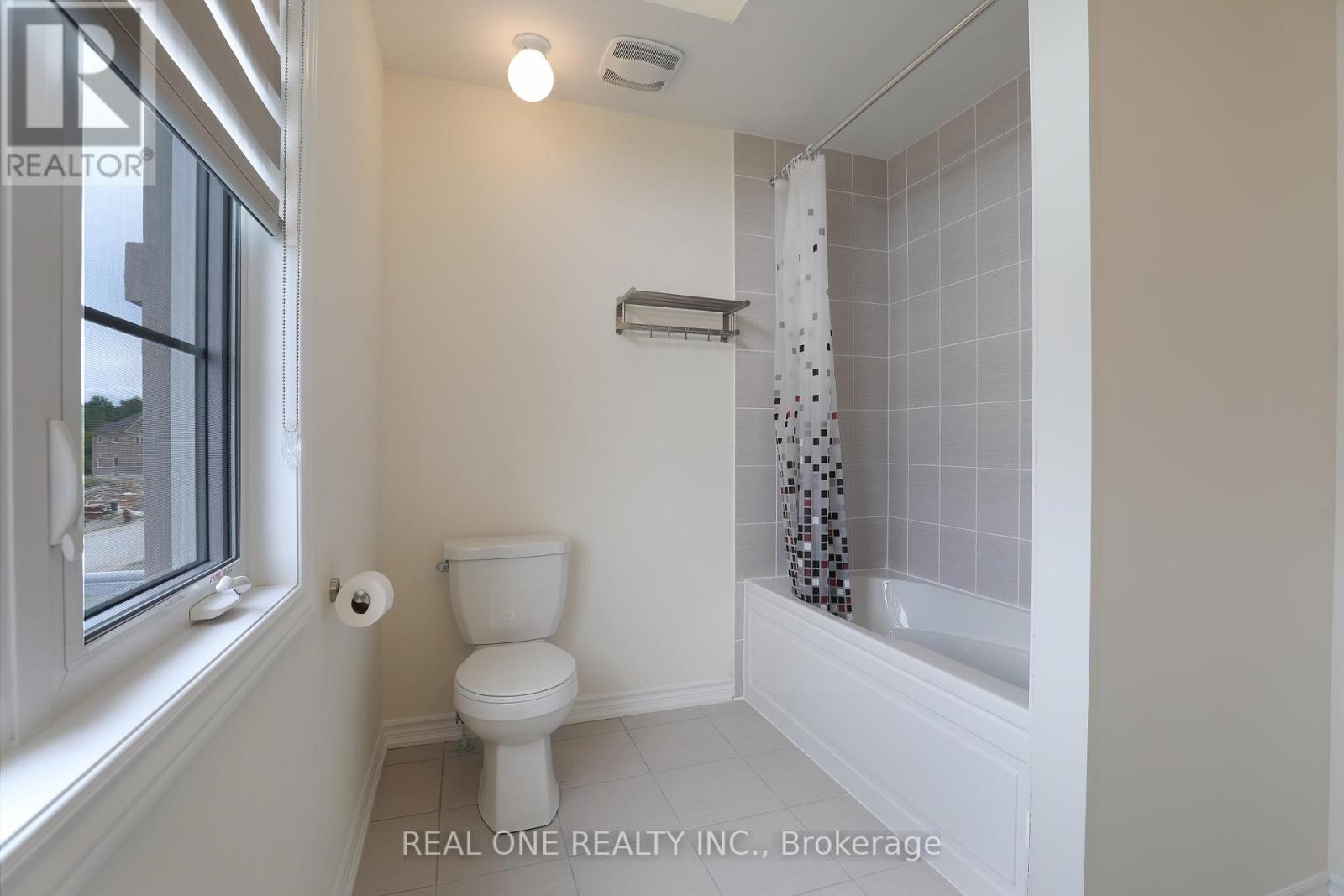 148 Hawkins Street, Georgina, Ontario  L0E 1R0 - Photo 15 - N12443484