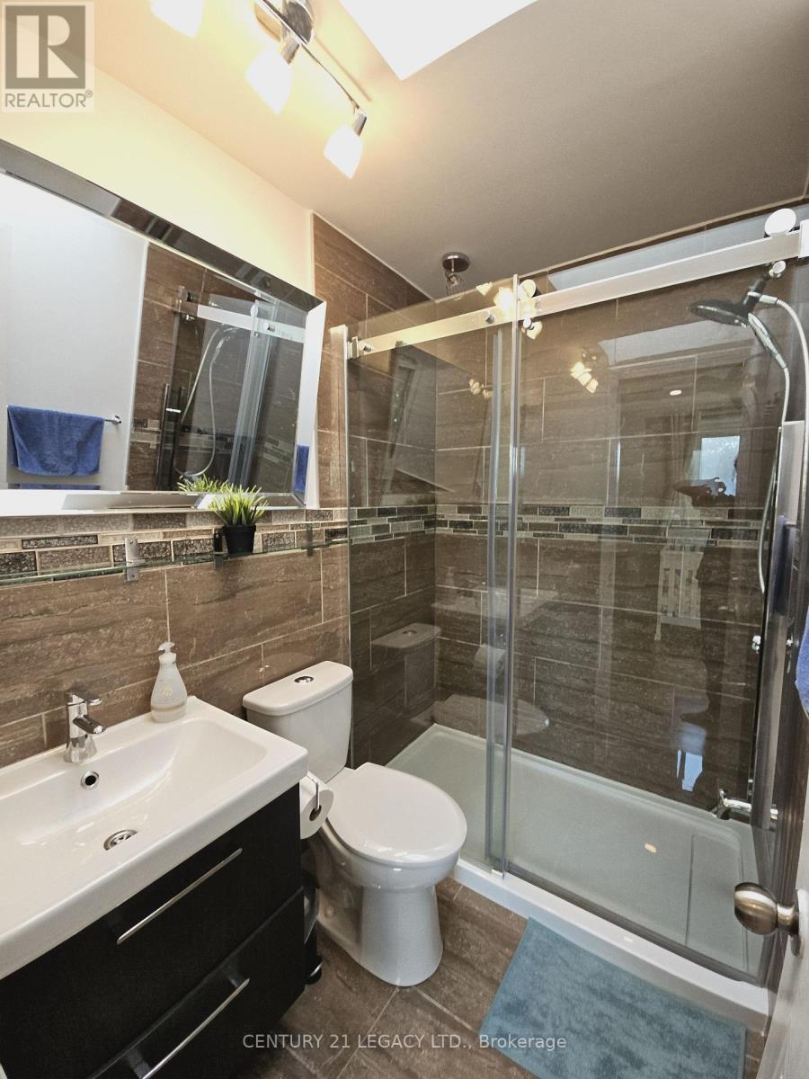 1298 Valerie Crescent, Oakville, Ontario  L6J 7E5 - Photo 26 - W12410530