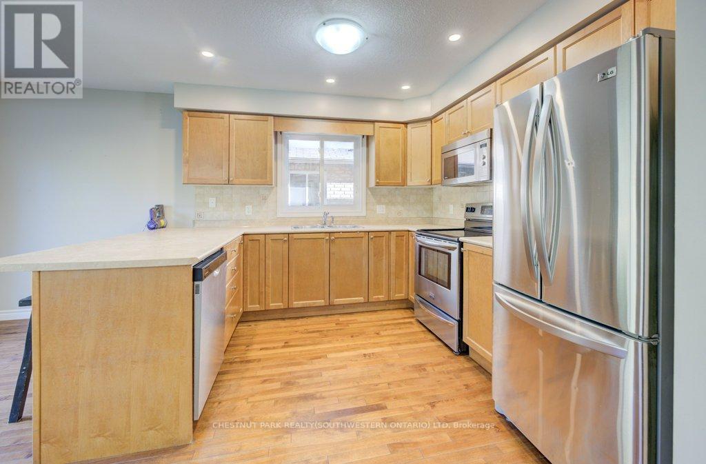 404 Tealby Crescent, Waterloo, Ontario  N2J 4Y8 - Photo 13 - X12378292