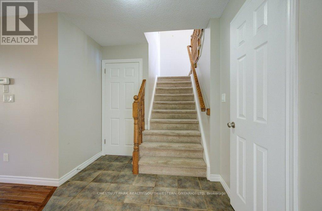 404 Tealby Crescent, Waterloo, Ontario  N2J 4Y8 - Photo 8 - X12378292
