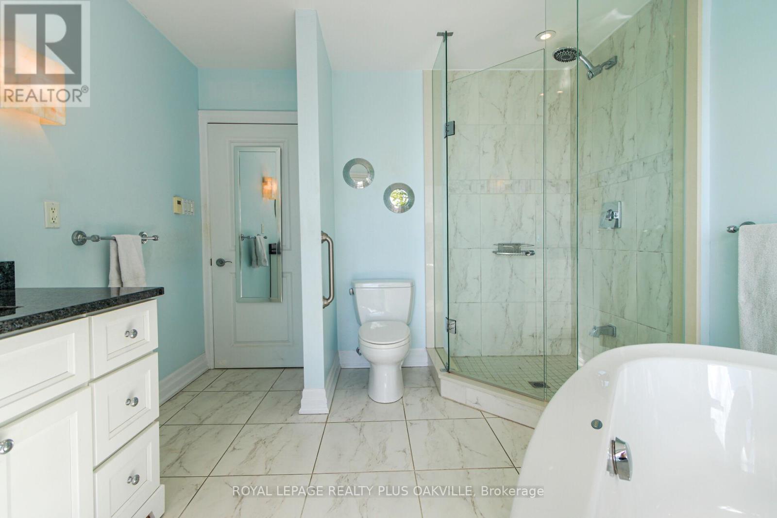 2060 Water's Edge Drive, Oakville, Ontario  L6L 1A4 - Photo 18 - W12442376