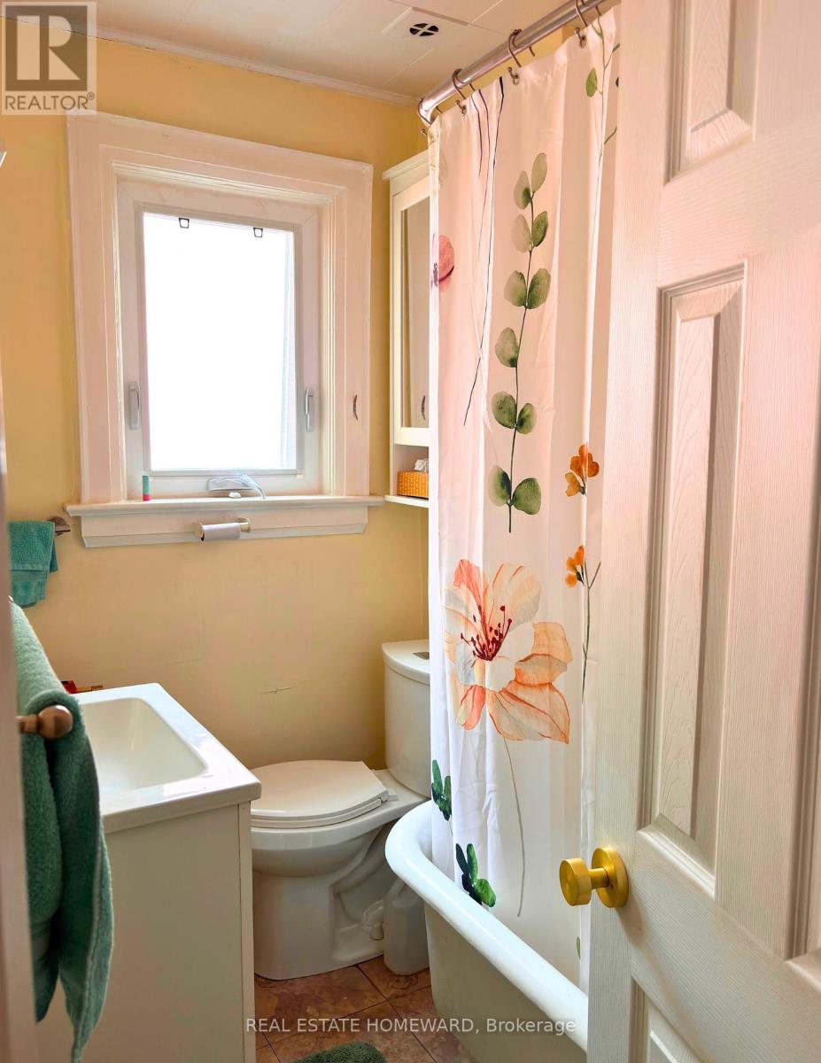 Upper - 450 Scarborough Road, Toronto, Ontario  M4E 3N2 - Photo 15 - E12444848