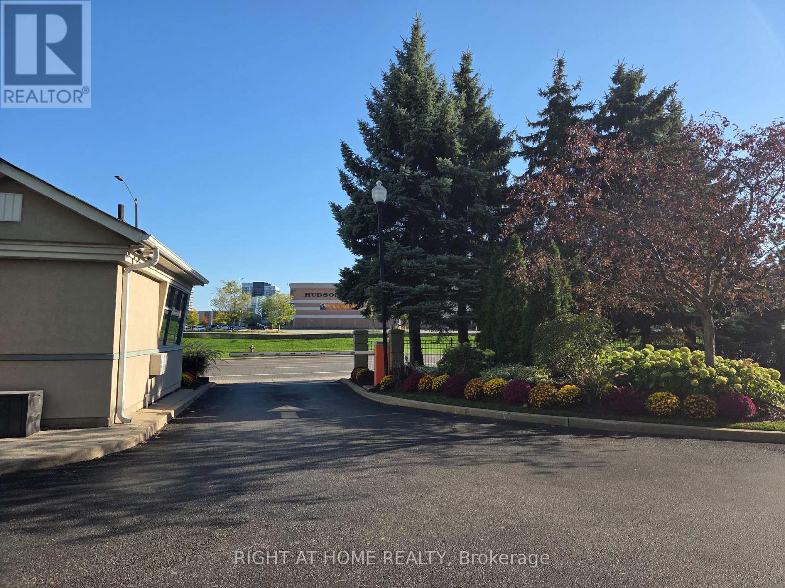 1406 - 2545 Erin Centre Boulevard, Mississauga, Ontario  L5M 6Z9 - Photo 2 - W12444837