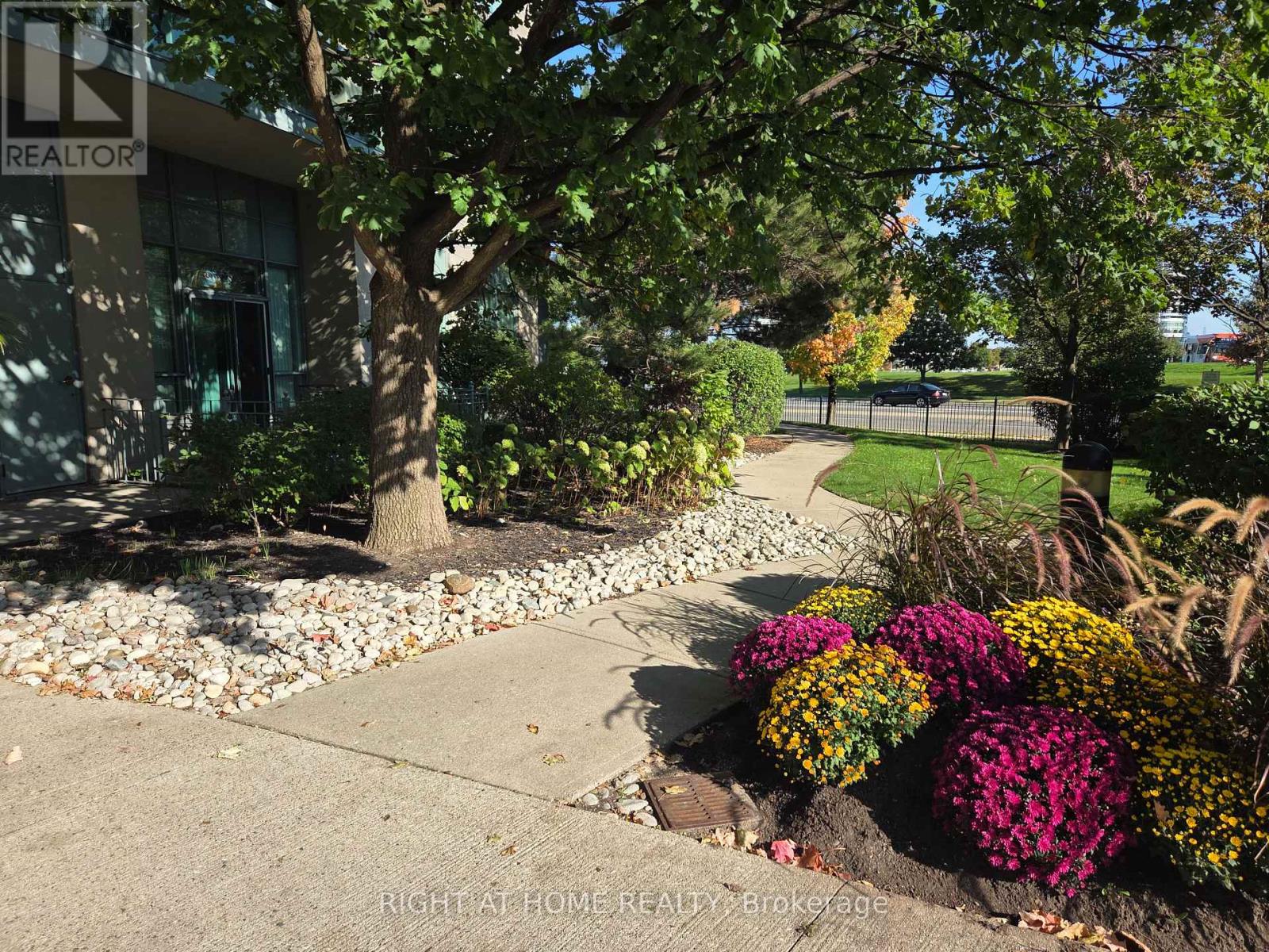 1406 - 2545 Erin Centre Boulevard, Mississauga, Ontario  L5M 6Z9 - Photo 3 - W12444837