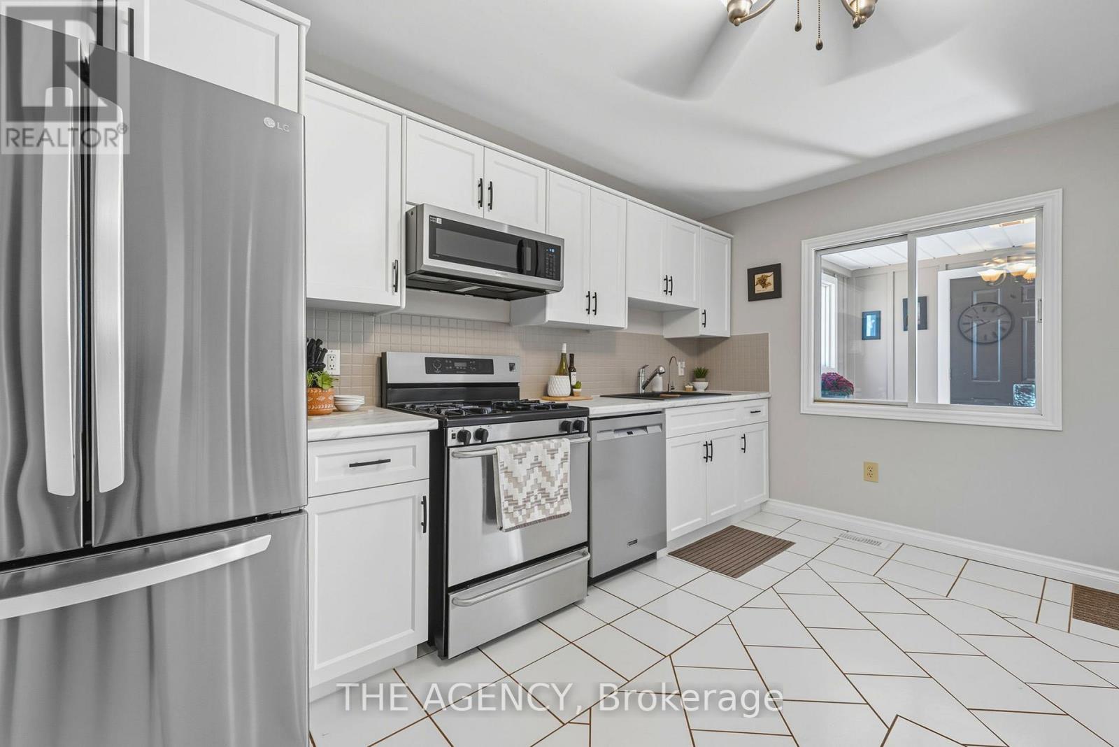 6359 Lyons Creek Road, Niagara Falls, Ontario  L2G 0L9 - Photo 12 - X12444869