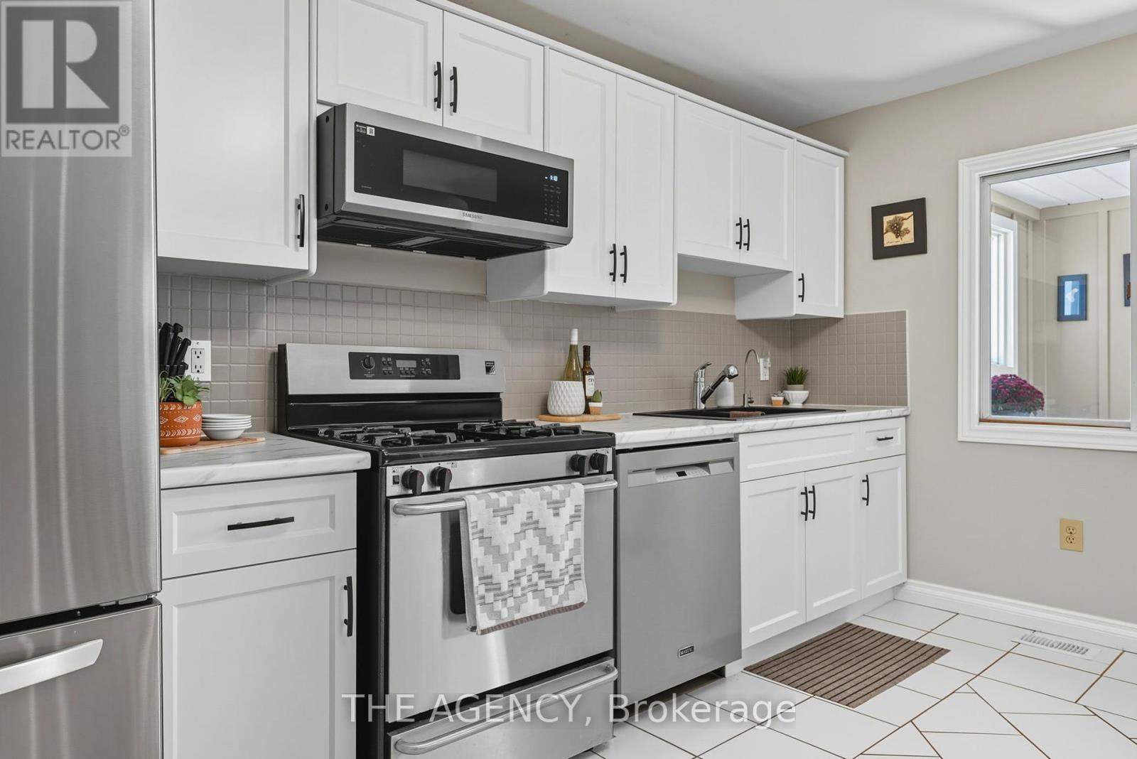 6359 Lyons Creek Road, Niagara Falls, Ontario  L2G 0L9 - Photo 13 - X12444869