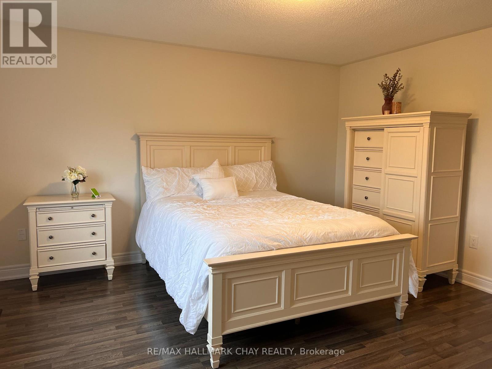 327 Atkinson Street, Clearview, Ontario  L0M 1S0 - Photo 9 - S12444868