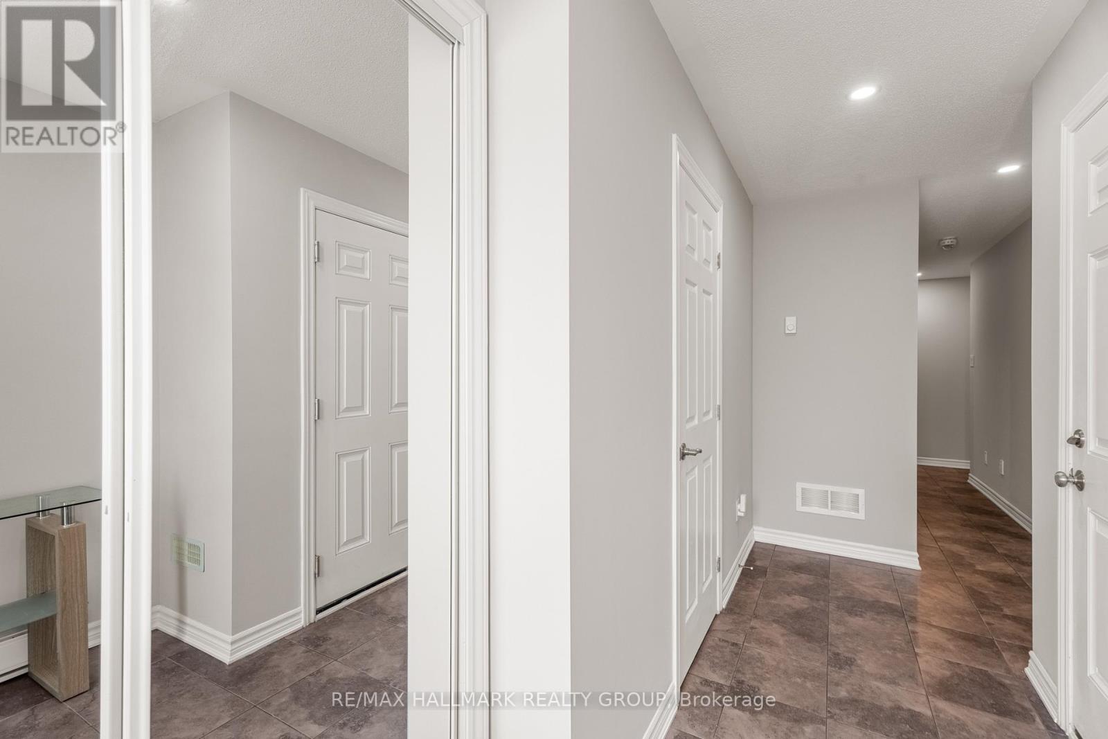 404 Rosingdale Street, Ottawa, Ontario  K2R 1G9 - Photo 6 - X12444872