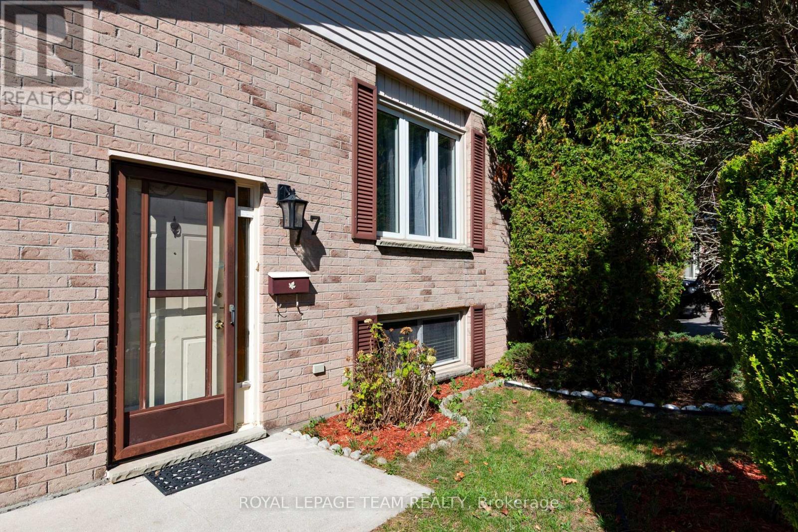 77 Bonaventure Drive, London East, Ontario  N5V 4A7 - Photo 3 - X12444876