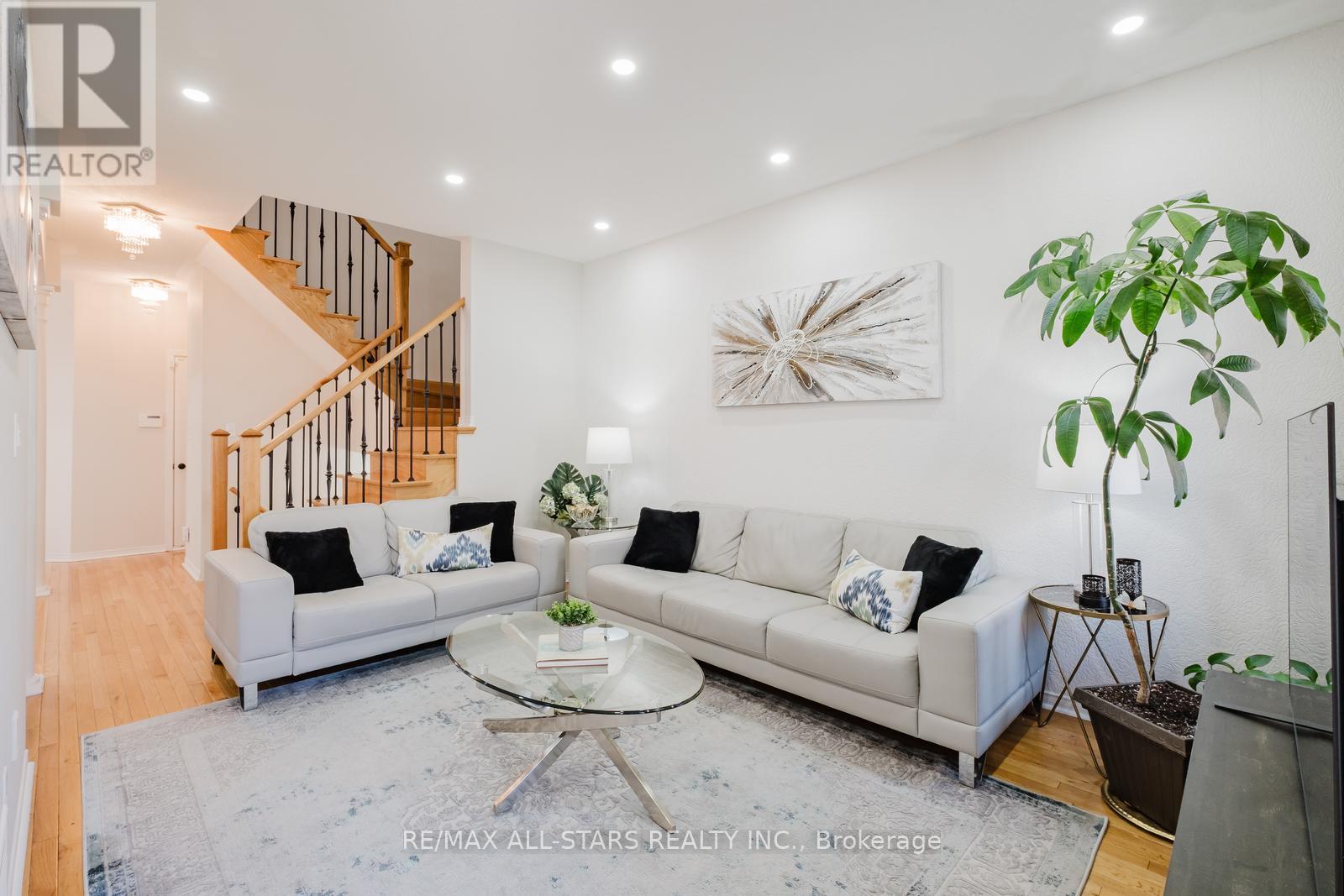 19 Coronet Street, Whitchurch-Stouffville (Stouffville), Ontario  L4A 0X8 - Photo 8 - N12444891