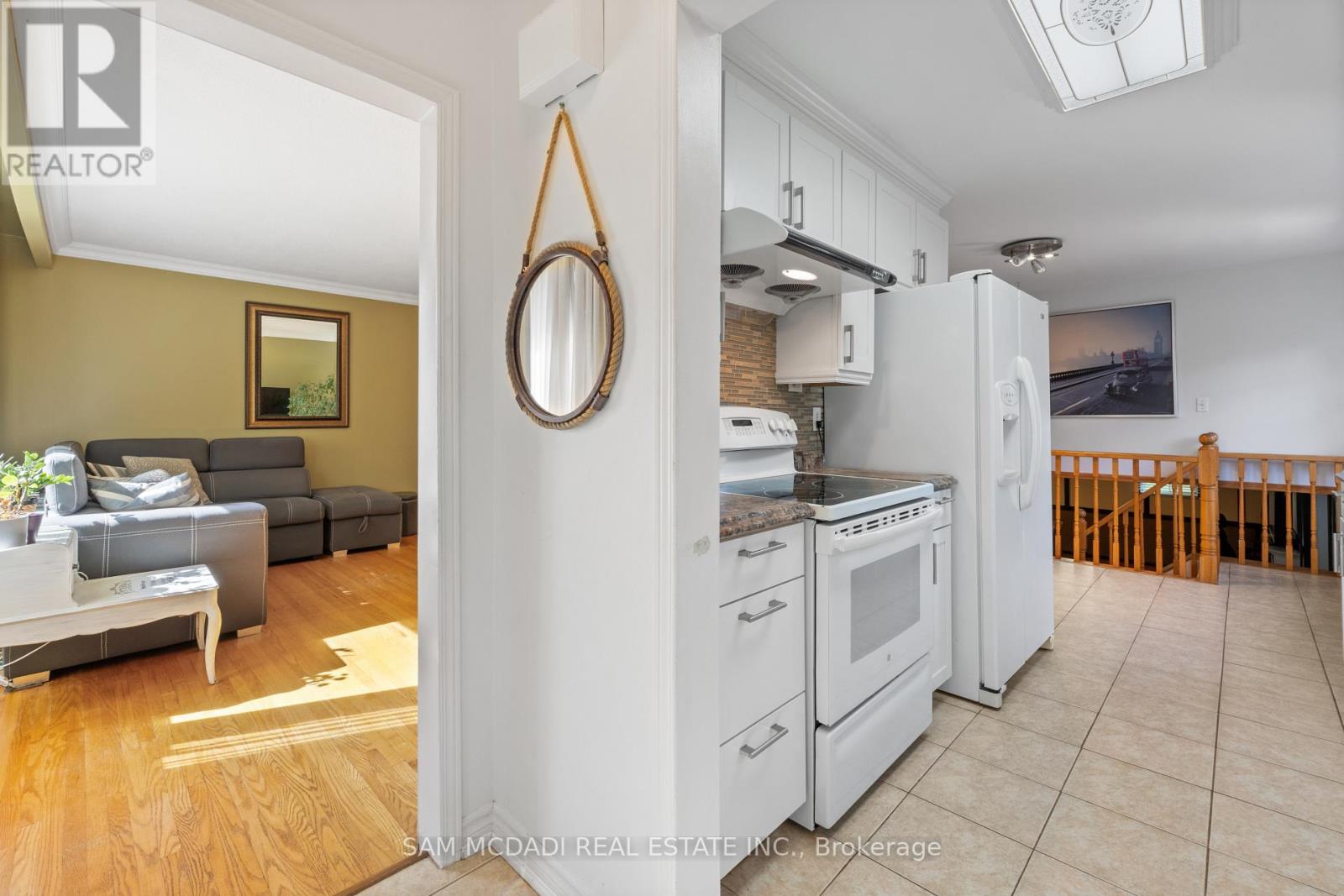 77 Lockton Crescent, Brampton (Brampton East), Ontario  L6W 1C2 - Photo 5 - W12444881