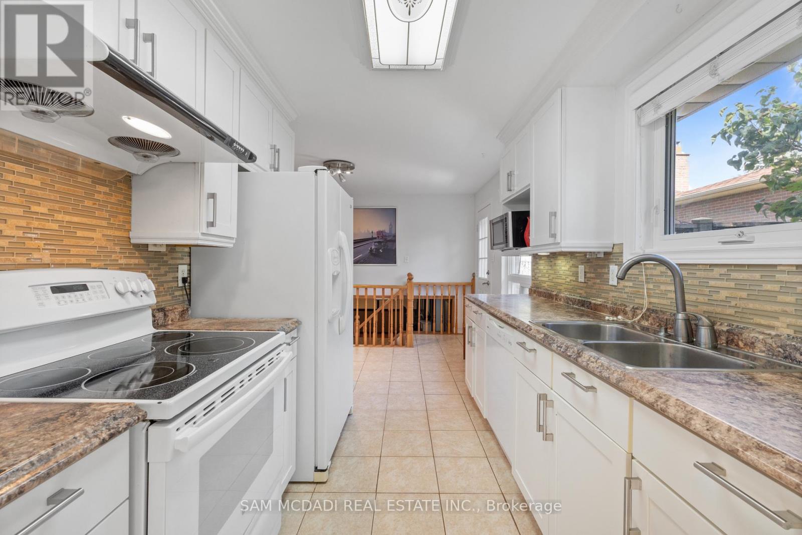 77 Lockton Crescent, Brampton (Brampton East), Ontario  L6W 1C2 - Photo 6 - W12444881