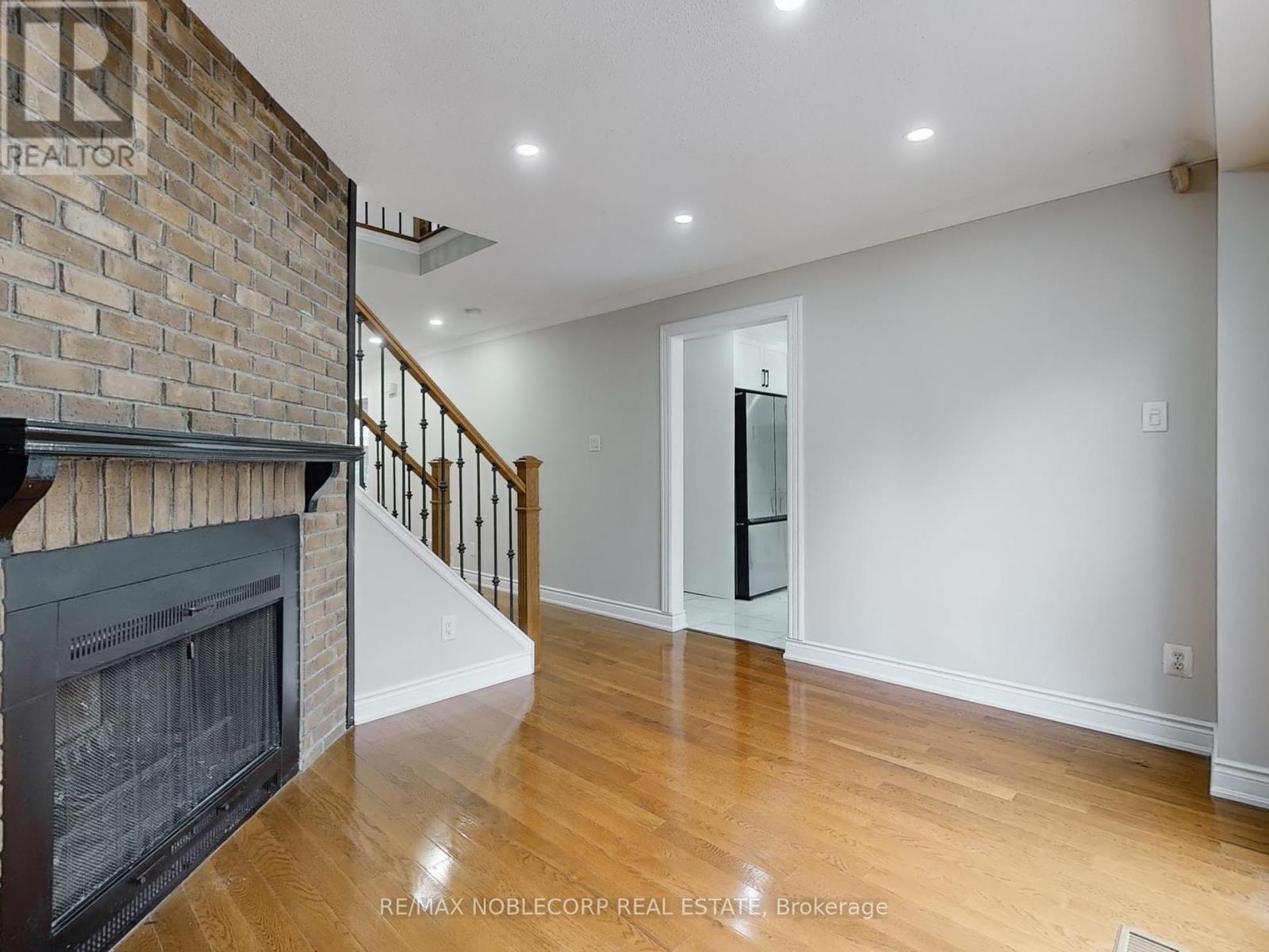 892 Sweetwater Crescent, Mississauga (Lorne Park), Ontario  L5H 4A8 - Photo 10 - W12444887