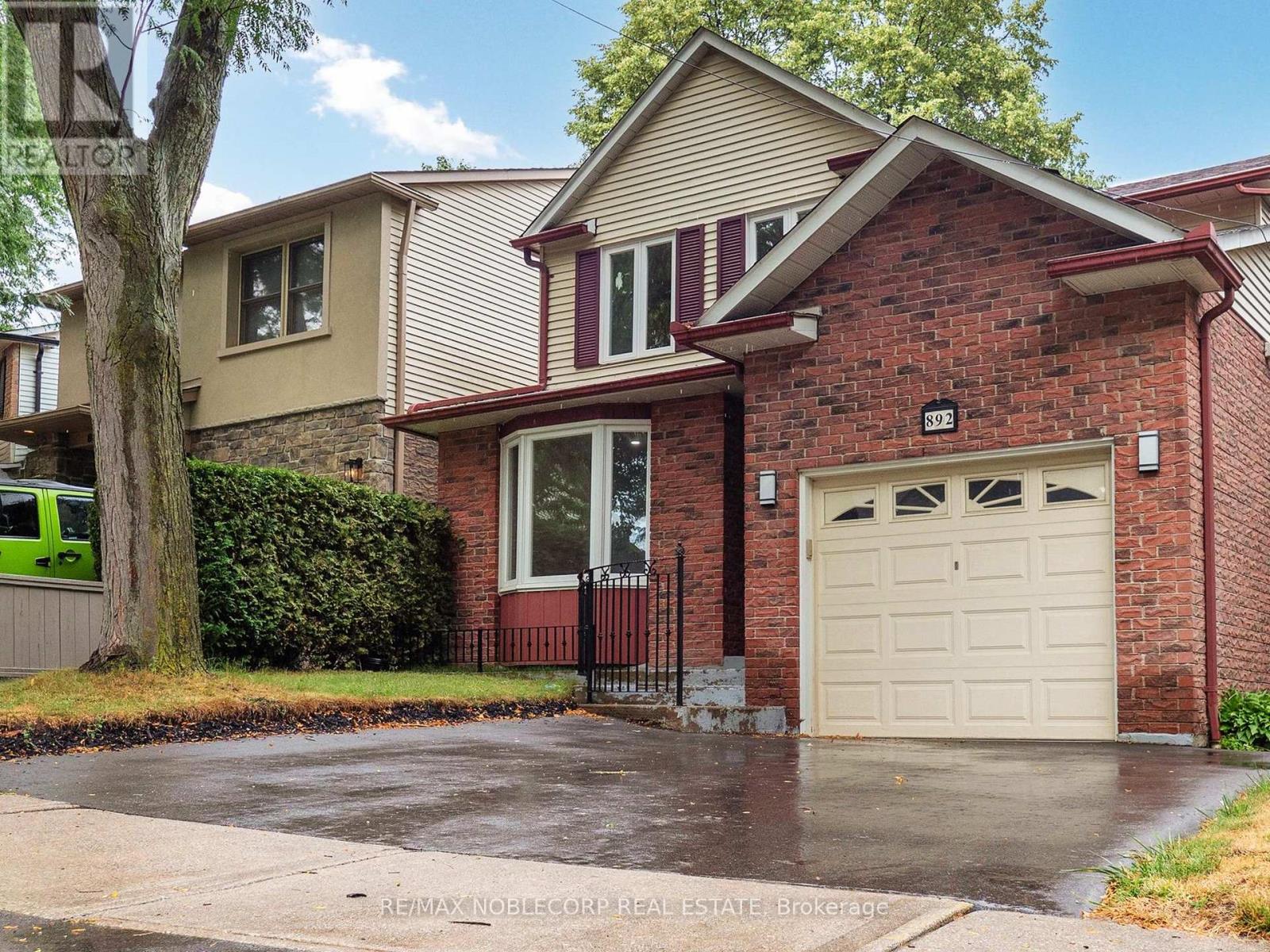 892 Sweetwater Crescent, Mississauga (Lorne Park), Ontario  L5H 4A8 - Photo 2 - W12444887
