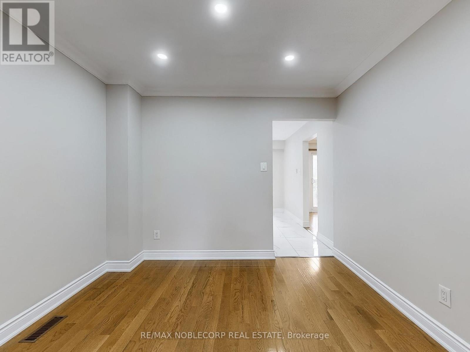 892 Sweetwater Crescent, Mississauga (Lorne Park), Ontario  L5H 4A8 - Photo 6 - W12444887