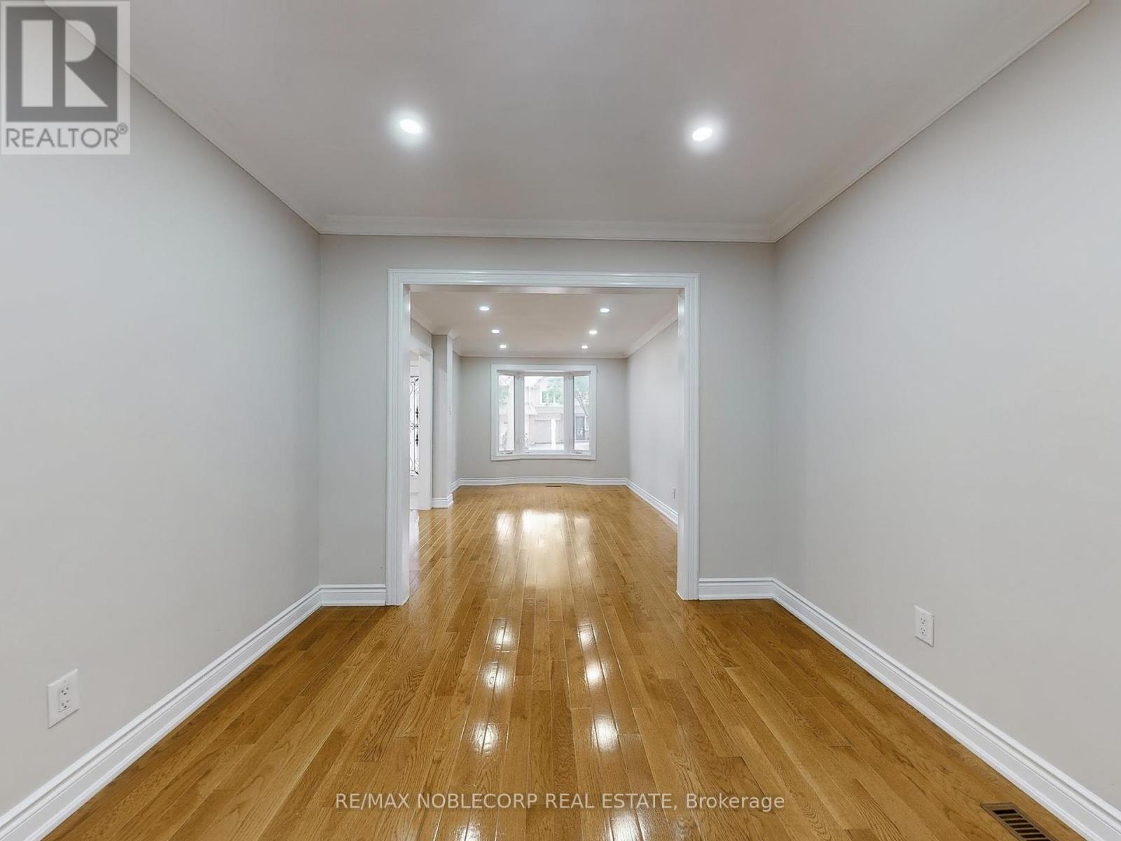 892 Sweetwater Crescent, Mississauga (Lorne Park), Ontario  L5H 4A8 - Photo 8 - W12444887