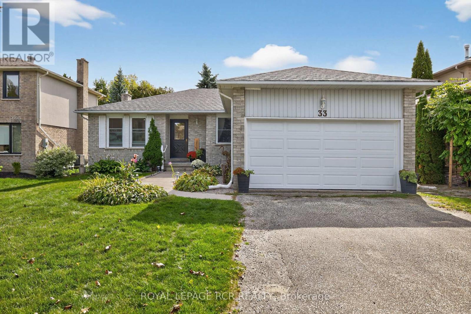 33 Summerhill Road, East Gwillimbury (Holland Landing), Ontario  L9N 1C6 - Photo 1 - N12444911