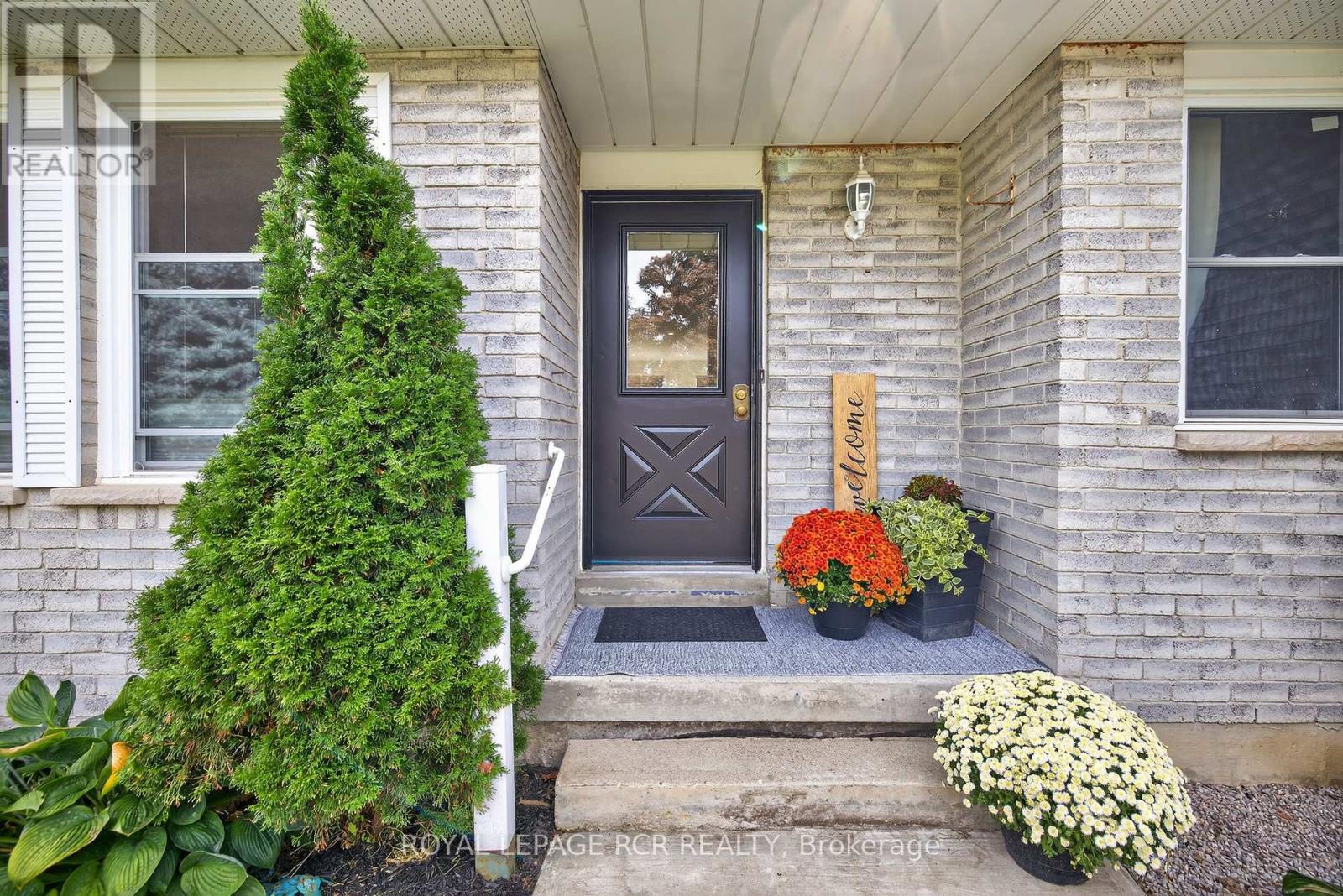 33 Summerhill Road, East Gwillimbury (Holland Landing), Ontario  L9N 1C6 - Photo 2 - N12444911