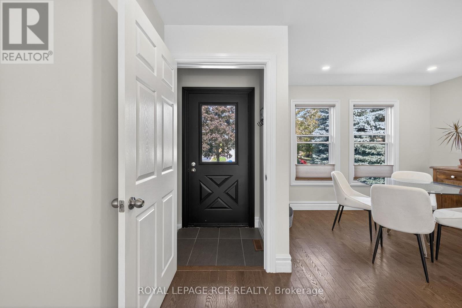 33 Summerhill Road, East Gwillimbury (Holland Landing), Ontario  L9N 1C6 - Photo 4 - N12444911