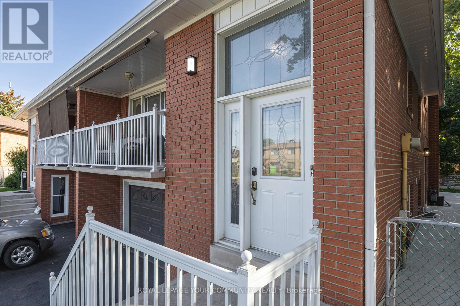 18 Loomis Court, Toronto (York University Heights), Ontario  M3J 1P8 - Photo 10 - W12444913