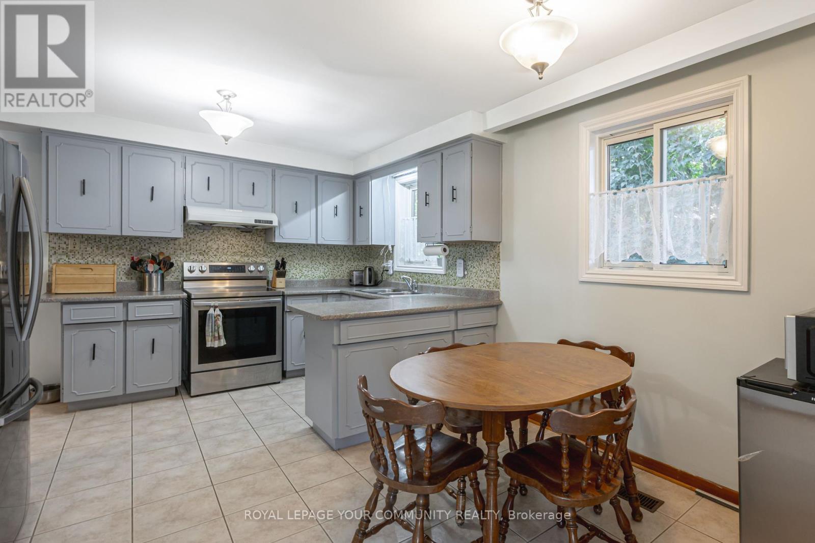 18 Loomis Court, Toronto (York University Heights), Ontario  M3J 1P8 - Photo 13 - W12444913