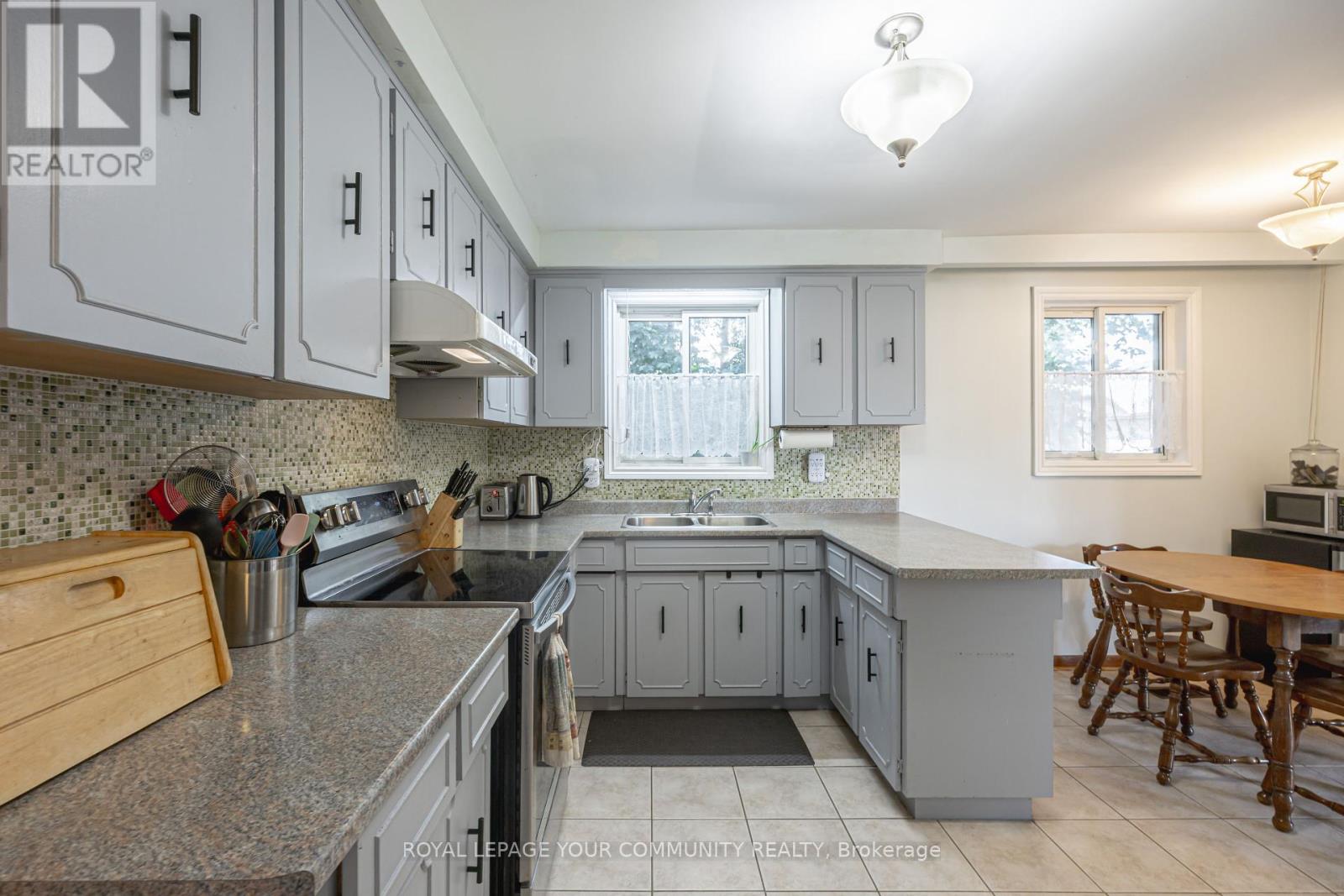 18 Loomis Court, Toronto (York University Heights), Ontario  M3J 1P8 - Photo 15 - W12444913