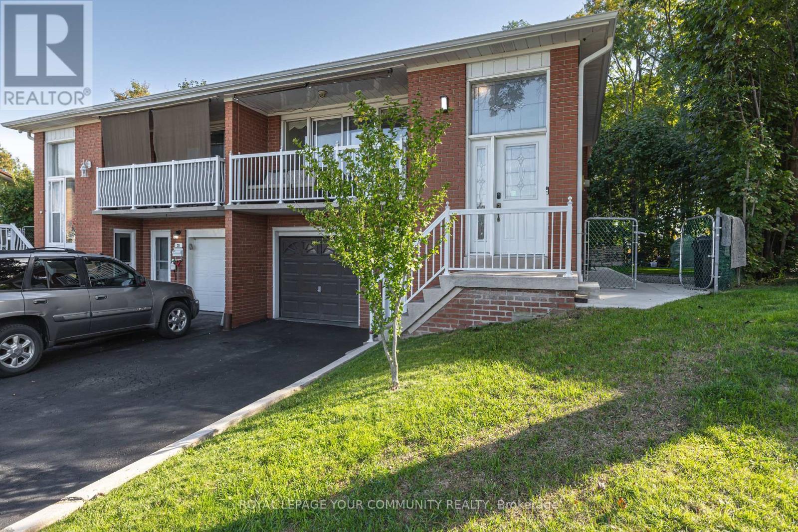 18 Loomis Court, Toronto (York University Heights), Ontario  M3J 1P8 - Photo 2 - W12444913