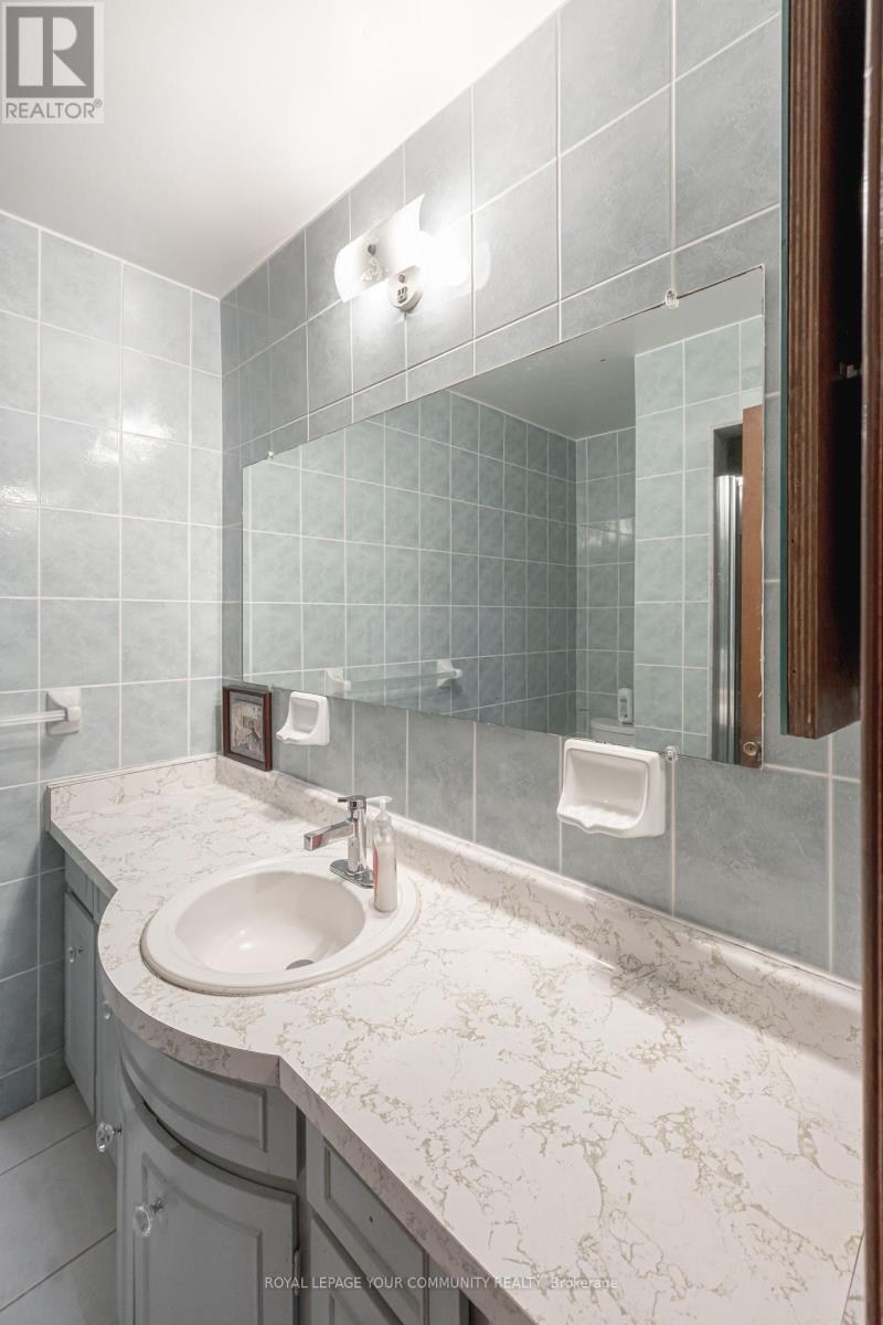 18 Loomis Court, Toronto (York University Heights), Ontario  M3J 1P8 - Photo 32 - W12444913