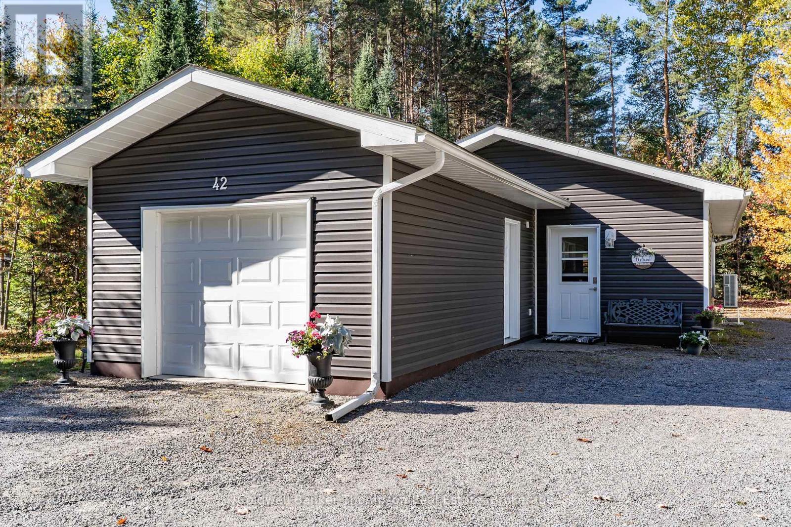 42 Murray Street, Sundridge, Ontario  P0A 1Z0 - Photo 1 - X12444949