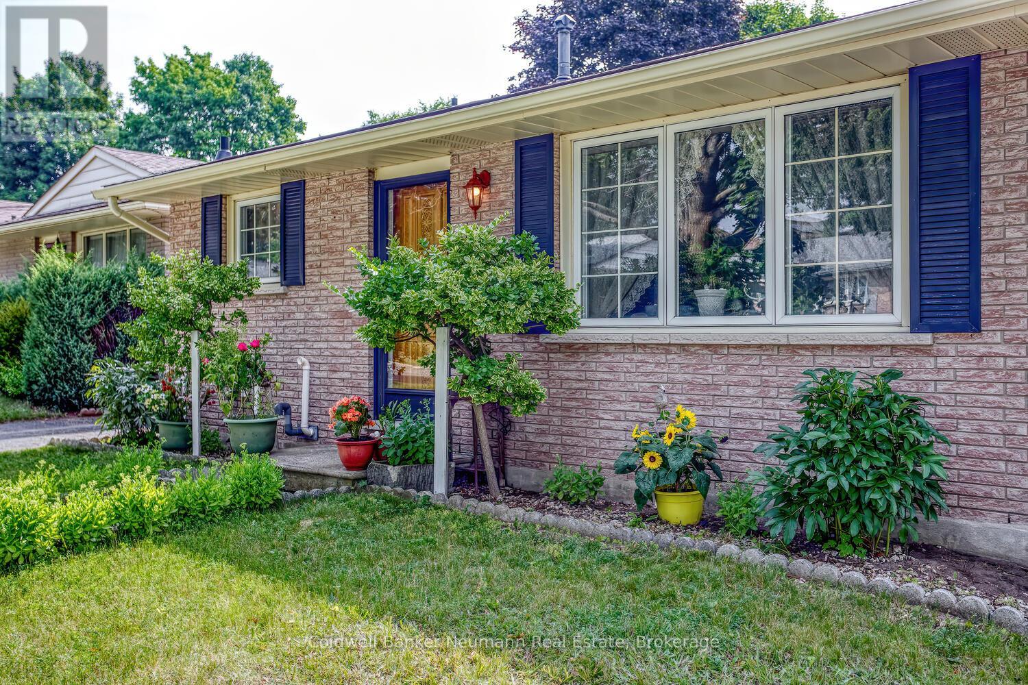 169 Country Club Drive, Guelph, Ontario  N1E 3K8 - Photo 2 - X12444950