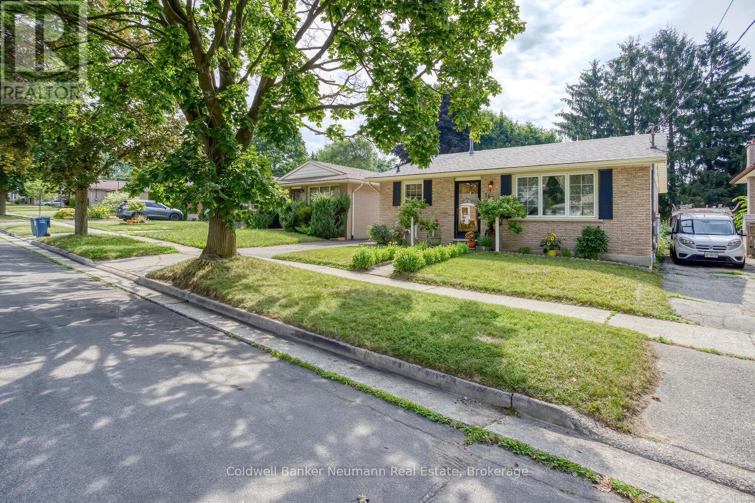 169 Country Club Drive, Guelph, Ontario  N1E 3K8 - Photo 4 - X12444950