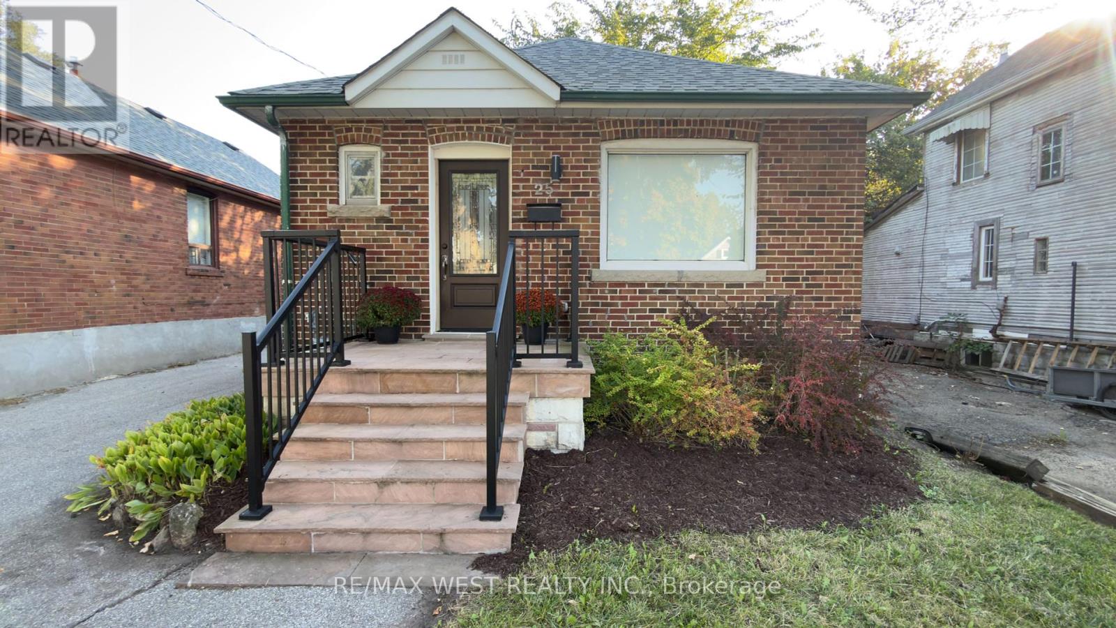 25 SIXTEENTH STREET, Toronto, Ontario