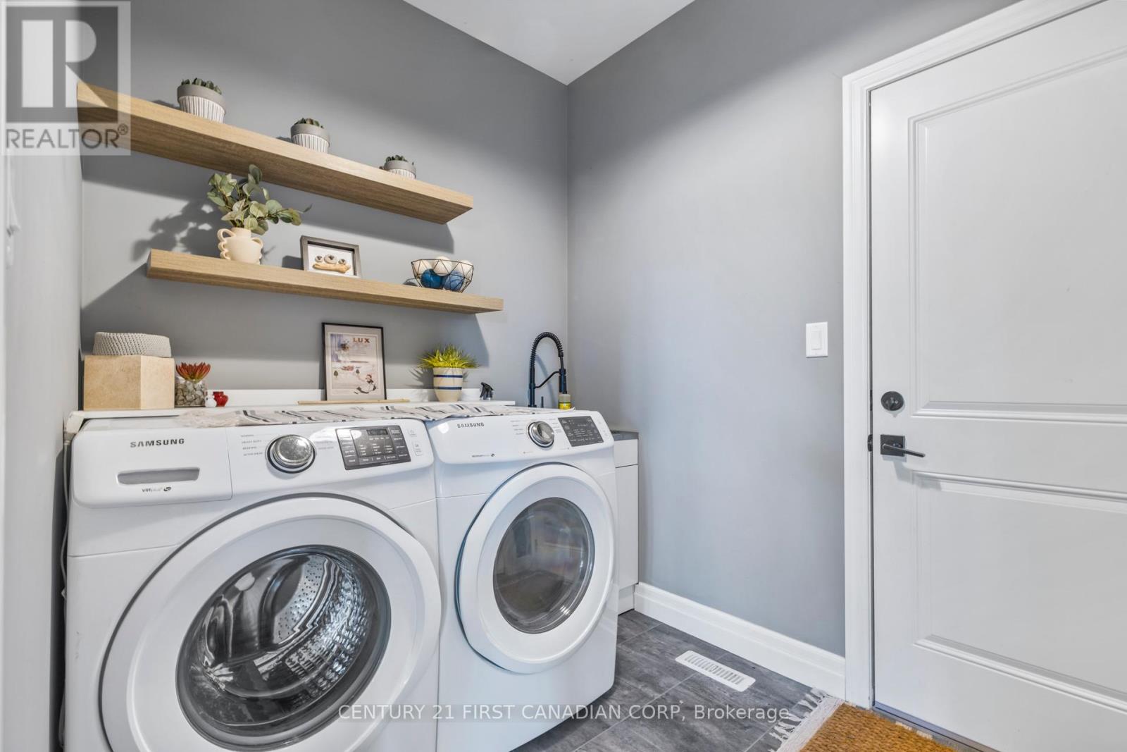 106 Stuart Avenue, Lucan Biddulph (Lucan), Ontario  N0M 2J0 - Photo 13 - X12444923