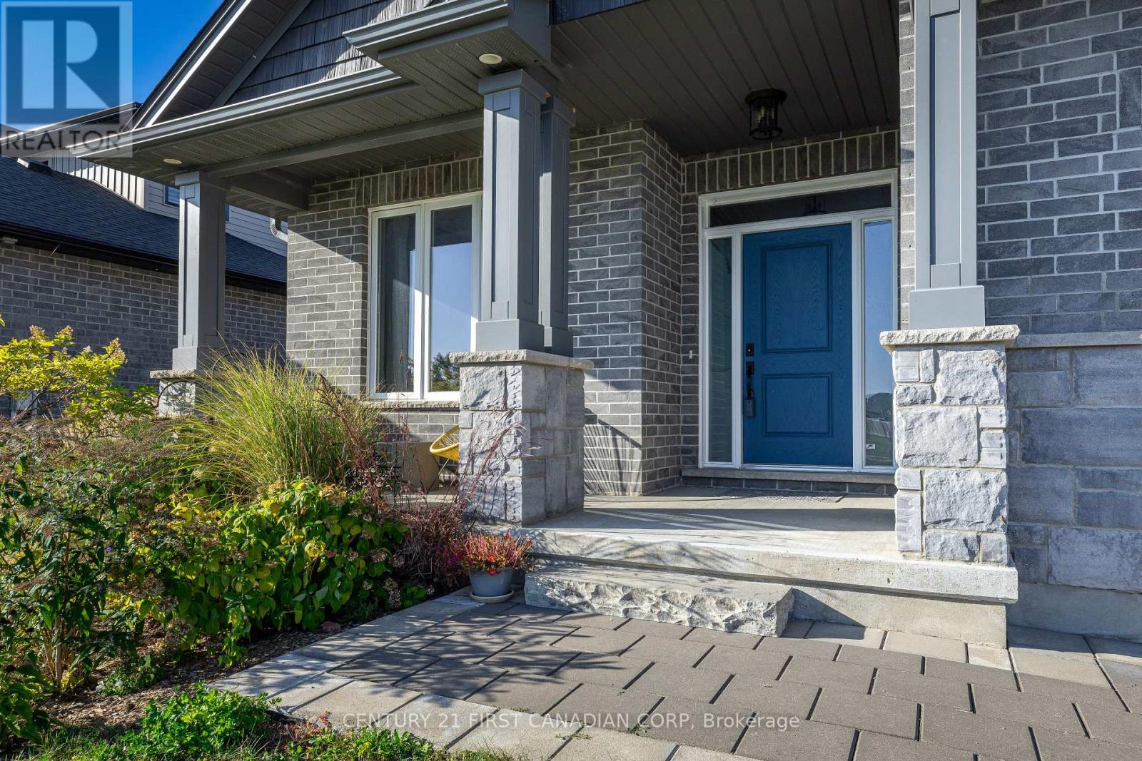 106 Stuart Avenue, Lucan Biddulph (Lucan), Ontario  N0M 2J0 - Photo 3 - X12444923
