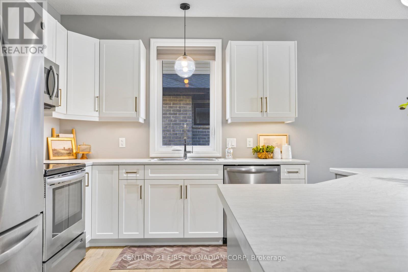 106 Stuart Avenue, Lucan Biddulph (Lucan), Ontario  N0M 2J0 - Photo 6 - X12444923