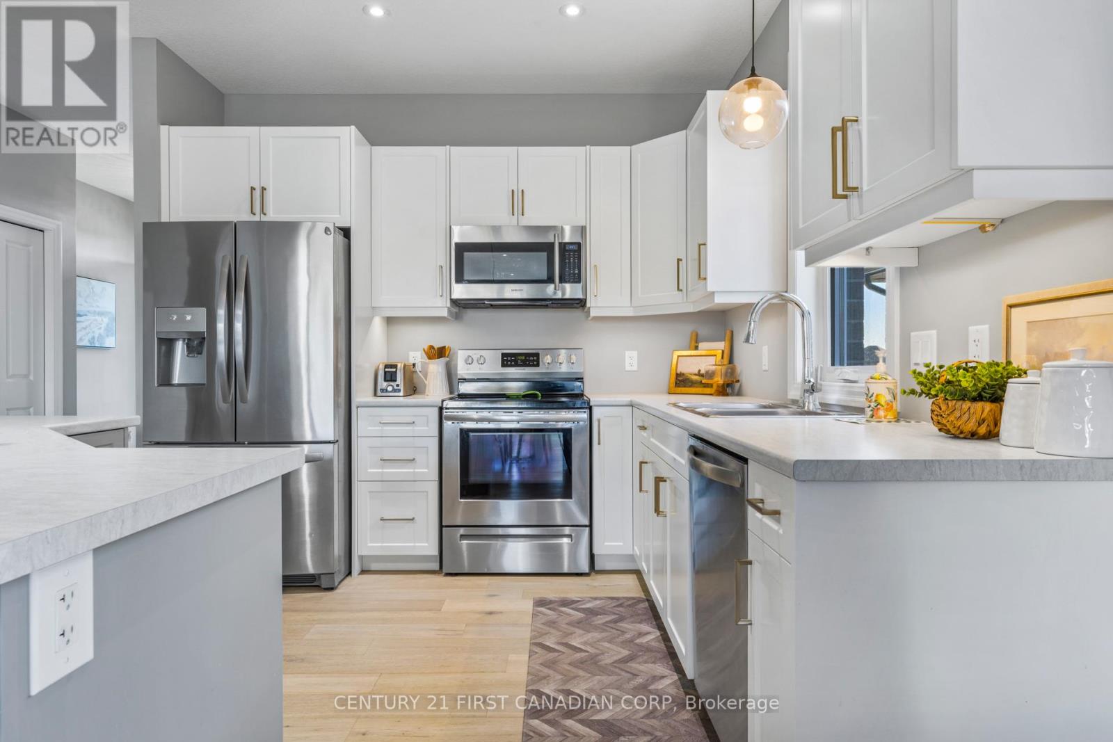 106 Stuart Avenue, Lucan Biddulph (Lucan), Ontario  N0M 2J0 - Photo 9 - X12444923