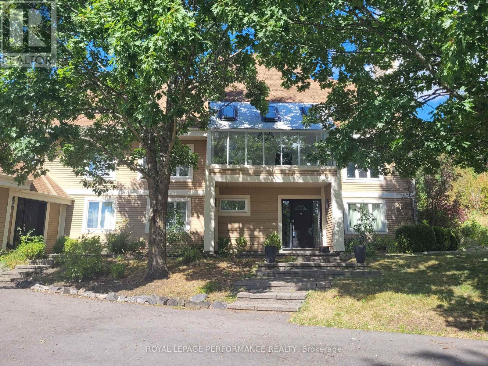 136b Glenncastle Drive, Ottawa, Ontario  K0A 1L0 - Photo 2 - X12444958