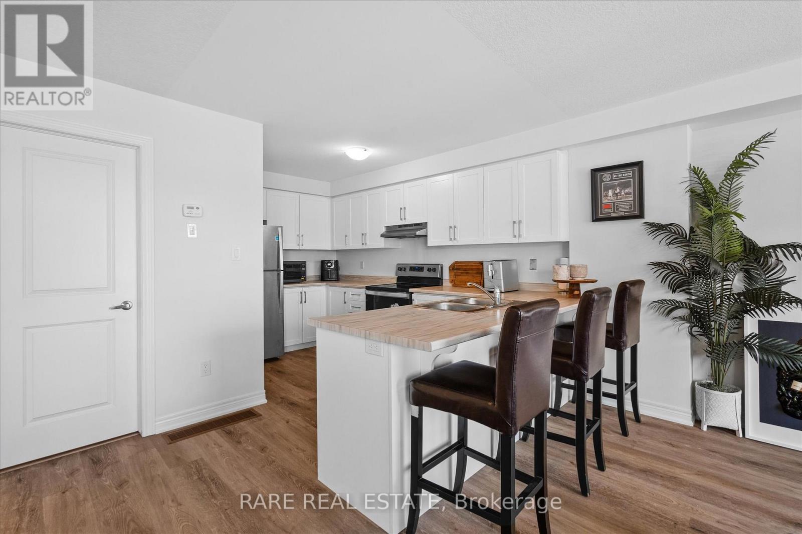 112 Dryden Lane, Hamilton (Mcquesten), Ontario  L8H 1L9 - Photo 2 - X12444901